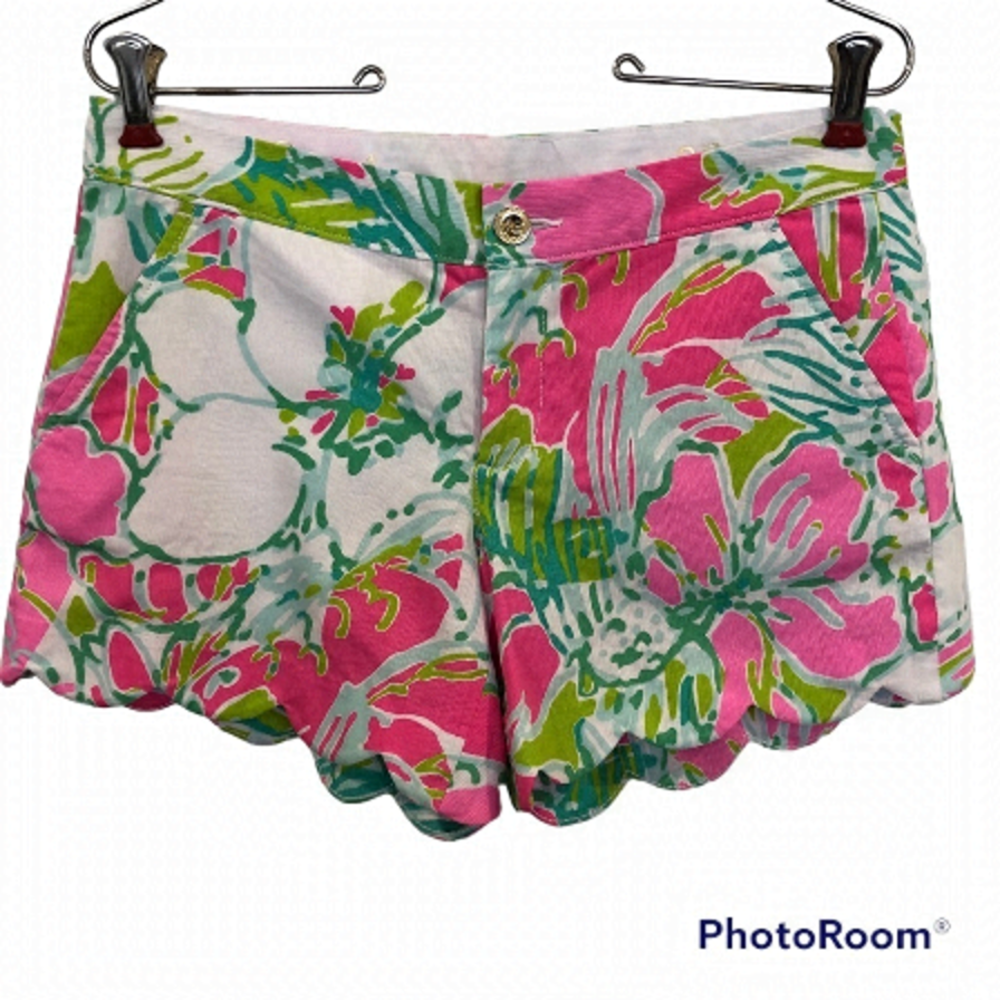 Lily Pulitzer Buttercup shorts scalloped hem and 5” inseam
